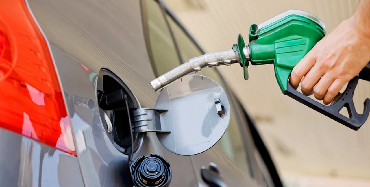 Las petroleras quieren incrementar el combustible en agosto y el Gobierno busca impedirlo