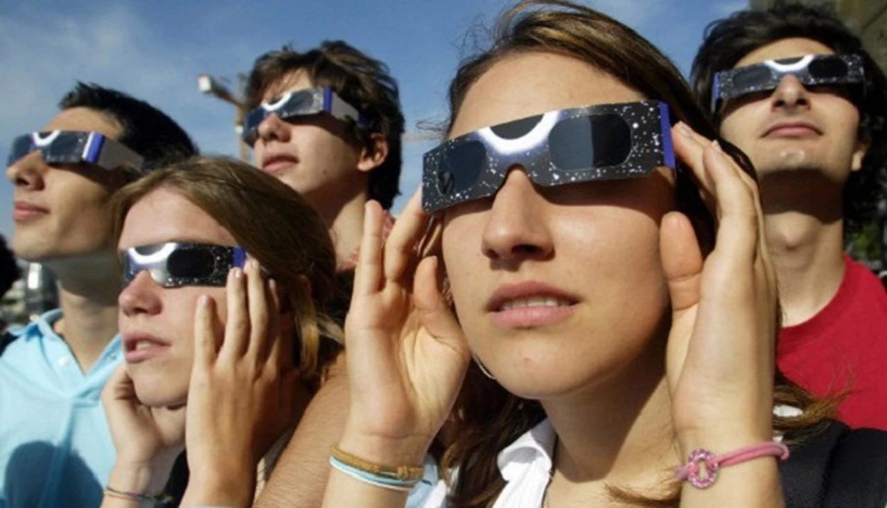Son furor: la venta de anteojos para ver el eclipse van desde $250 a $1.500 y se agotan