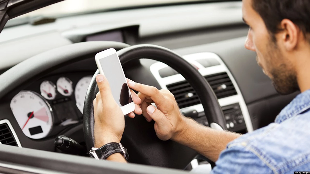 Creció el número de conductores que manejan mientras usan celular: ¿a cuánto llegó?