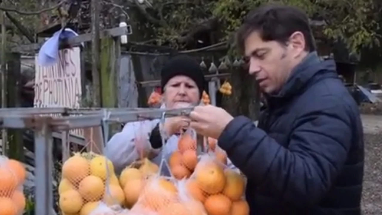 El insólito video que filmó Axel Kicillof comprando naranjas y mandarinas en San Pedro
