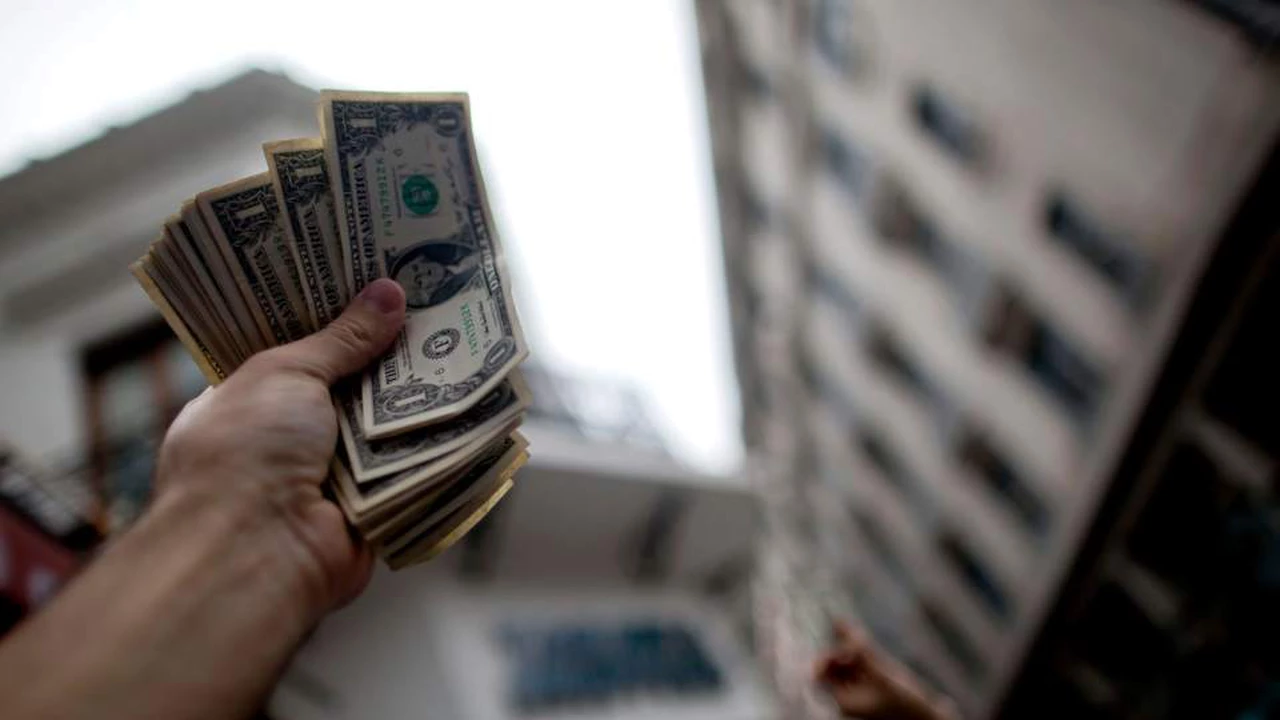Advierten que los argentinos retiran sus dólares de los bancos tras el impacto electoral