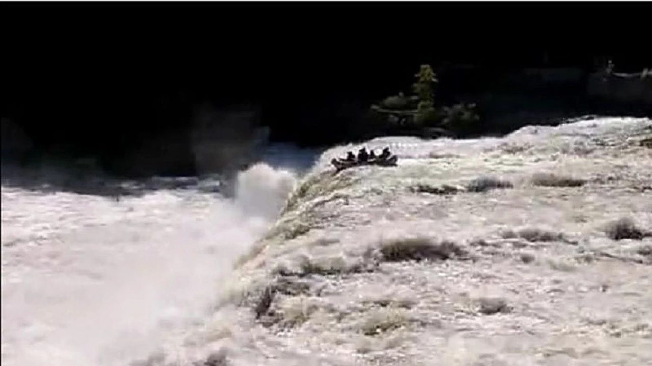 ¡Impactanta video! Una balsa con 6 personas cayó por una catarata en Pensilvania