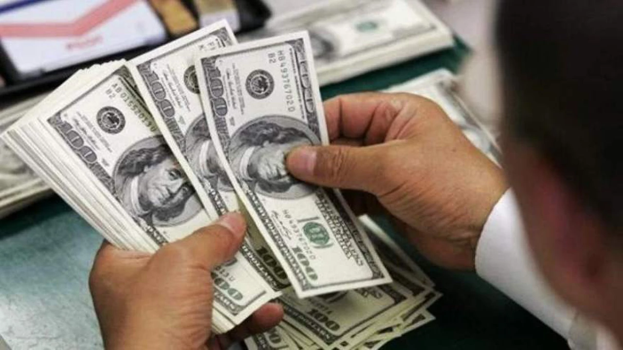 El dólar continúa su tendencia en baja: retrocedió 10 centavos y cerró a $43,61 en la City porteña