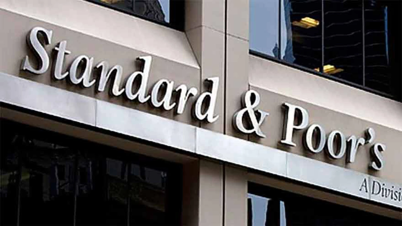 Standard & Poor's advierte del debilitamiento de los bancos pero mantiene nota sobre Argentina