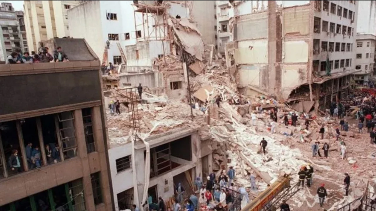Macri decretó el jueves día de duelo nacional por el 25 aniversario del atentado a la AMIA