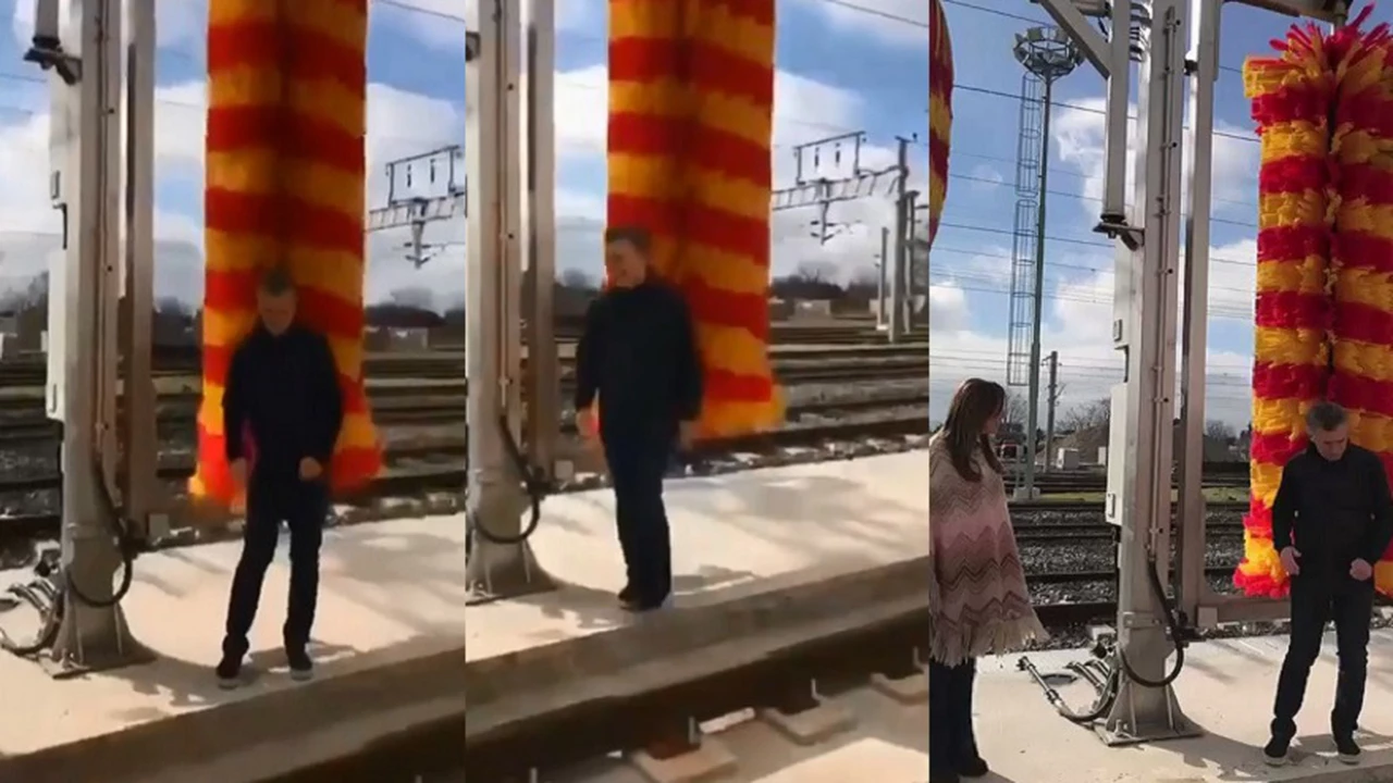 Insólito video de Macri "jugando" con un cepillo de lavado para trenes que se hizo viral