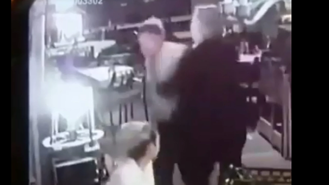 Es verdadero el video de Alberto Fernández en el que empuja a un hombre en un restaurant