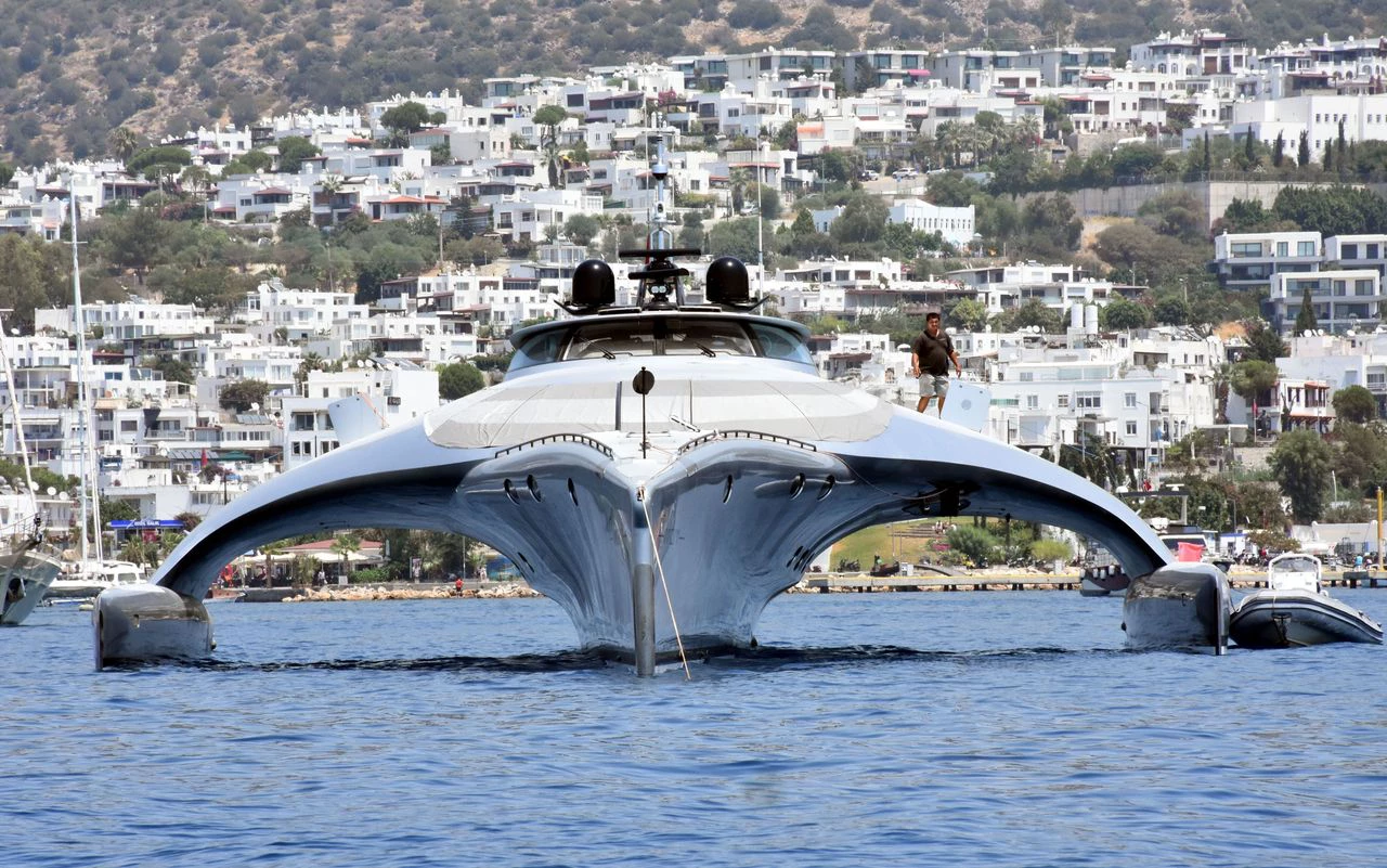 Multimillonario vende súper yate con forma de nave de Star Wars