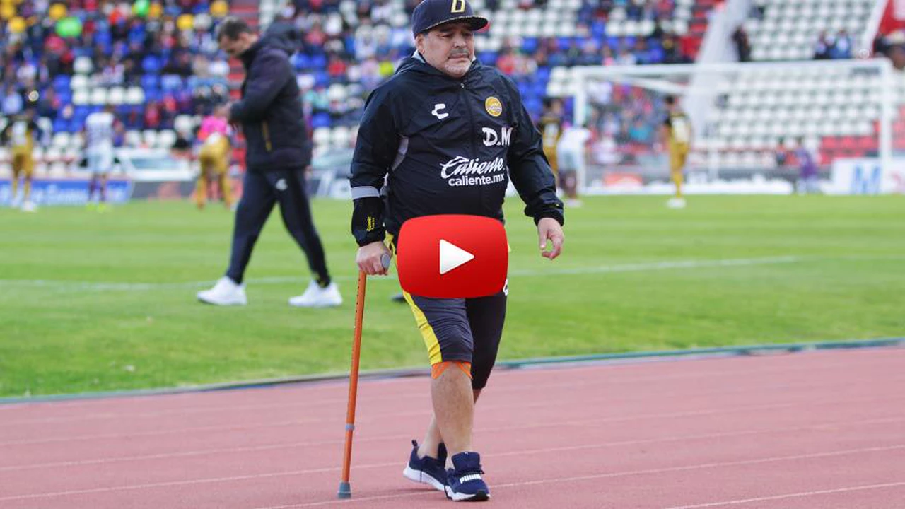 ¿Por qué camina así?: Maradona publica un video con las peores patadas que recibió como futbolista