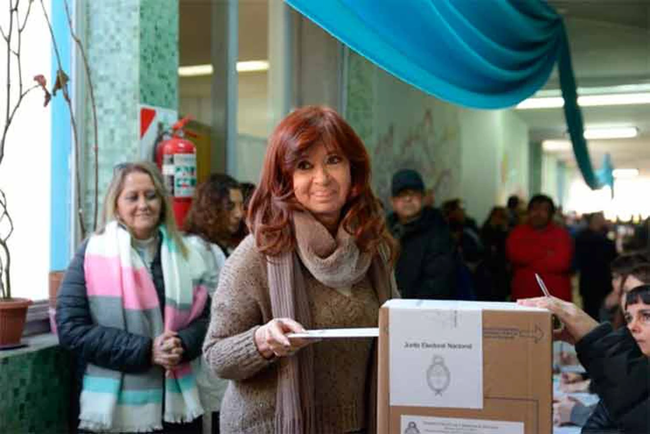 Cristina Kirchner votó tras una espera de 35 minutos y se retiró sin hablar con la prensa