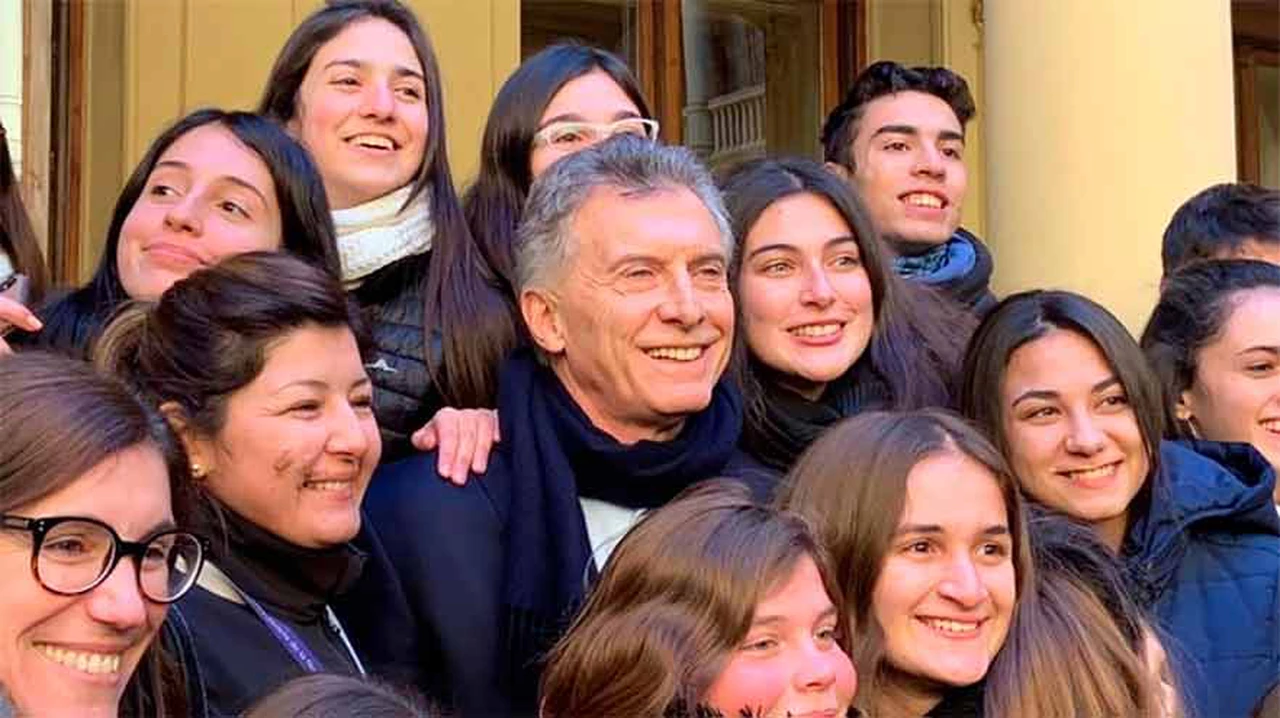 Macri con estudiantes que visitaban Casa Rosada: "Necesitamos juntar más porque no nos fue tan bien"
