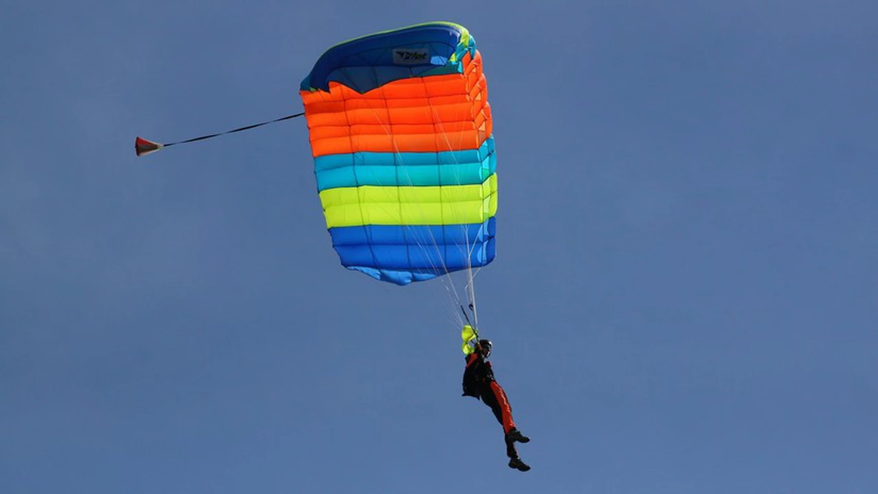 Una mujer se salvó de milagro luego que su paracaídas no se abriera: cayo desde 1500 metros de altura