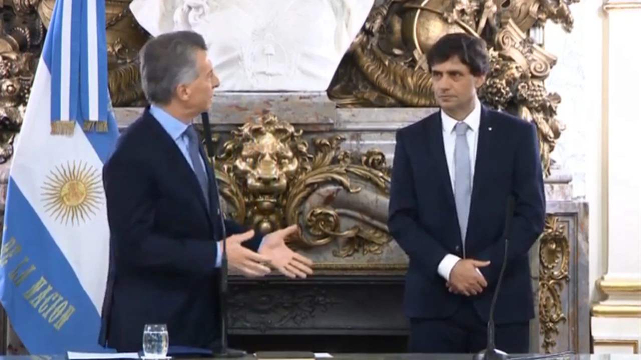 Lacunza asumió como ministro de Hacienda y Macri le pidió convocar a "todos los sectores para reducir incertidumbres"