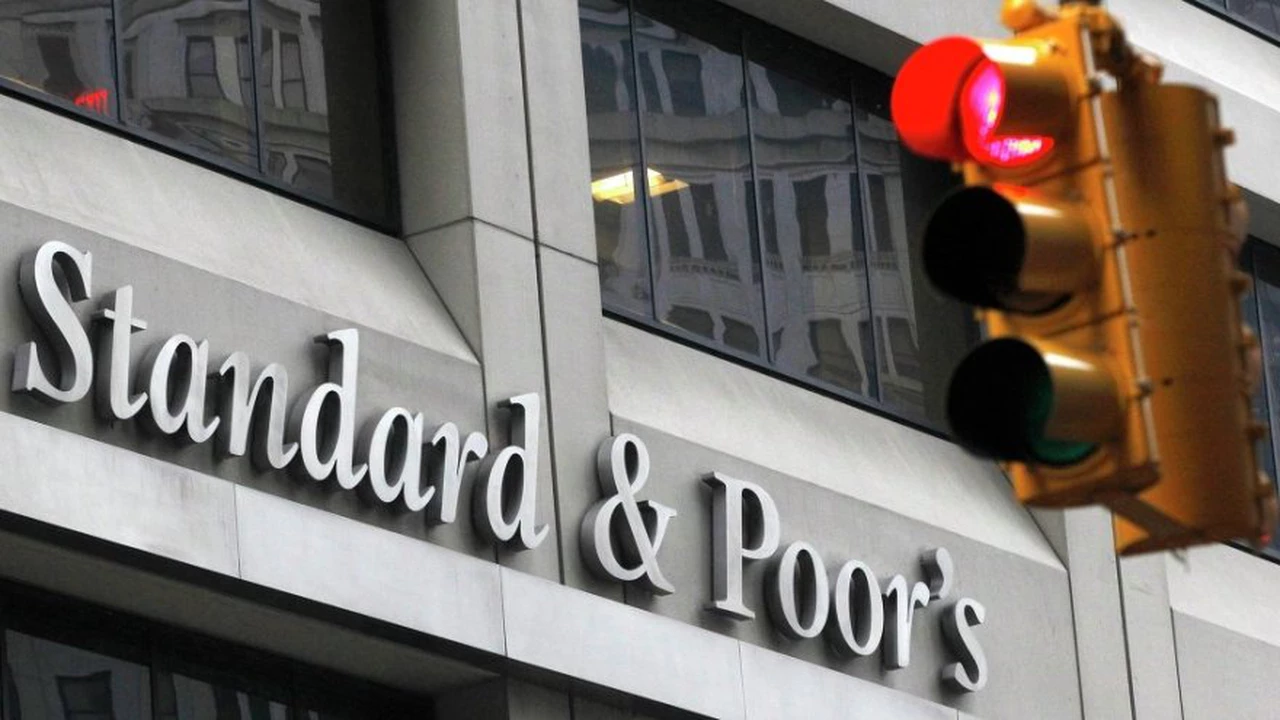 Standard & Poor’s baja calificación de tres bancos argentinos por la turbulencia del mercado financiero