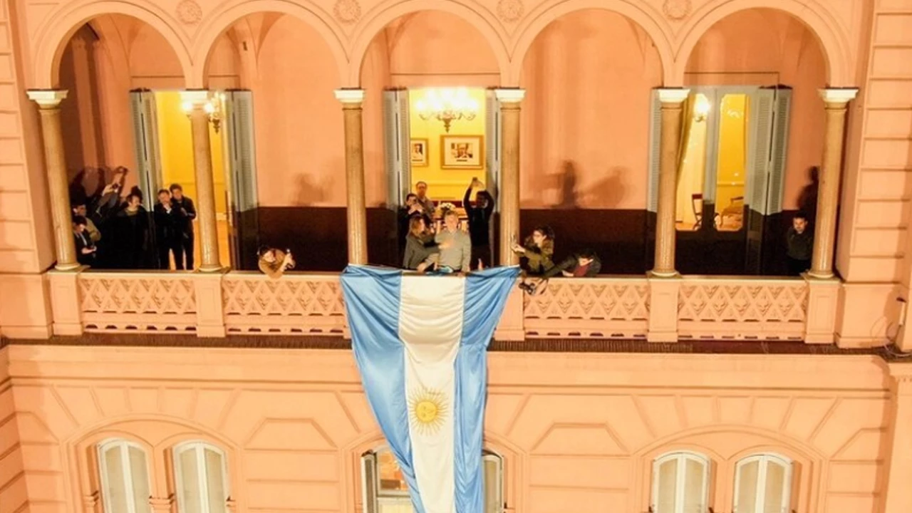 #24A: "Lo damos vuelta", gritó un emocionado Macri desde el balcón de la Casa Rosada