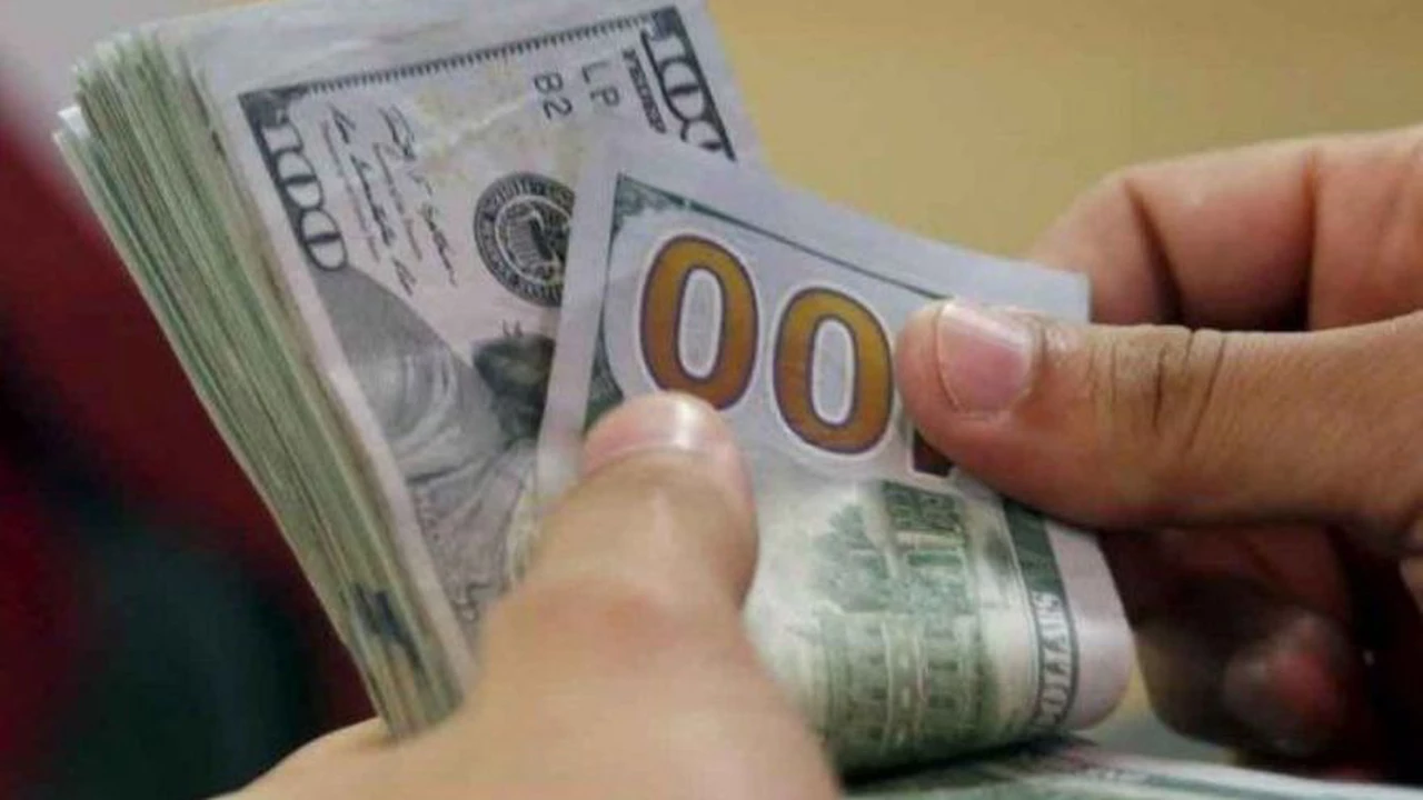 Por la intervención del Banco Central, el dólar bajó 45 centavos y cerró a $58,06 en la City porteña