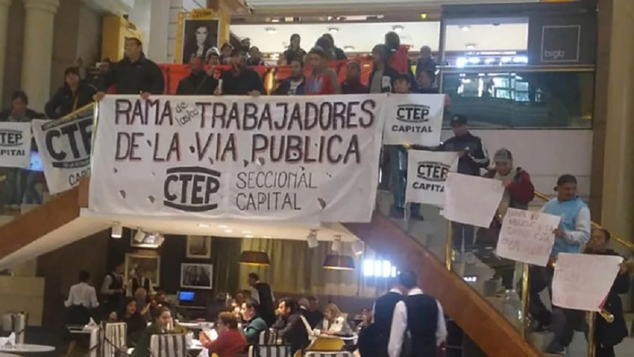 Militantes del grupo de Grabois se manifestaron en shoppings porteños por la emergencia alimentaria