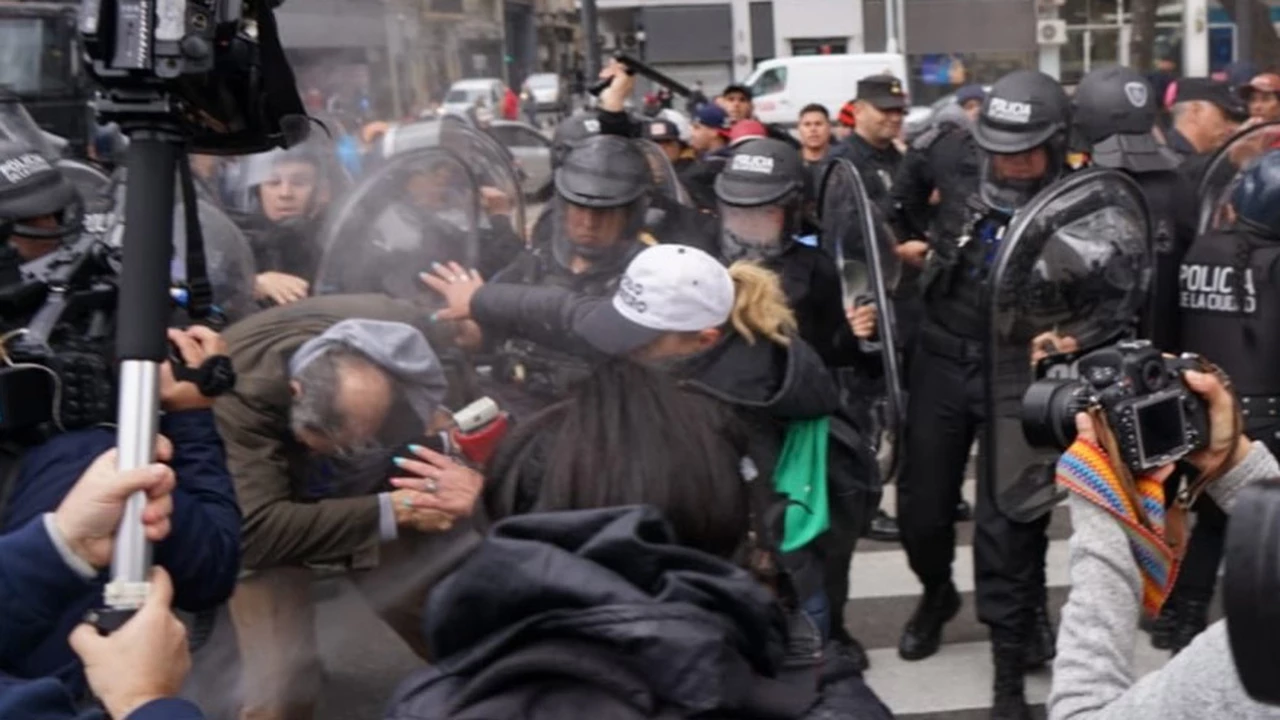 Incidentes entre manifestantes y policías en el acampe frente a Desarrollo Social