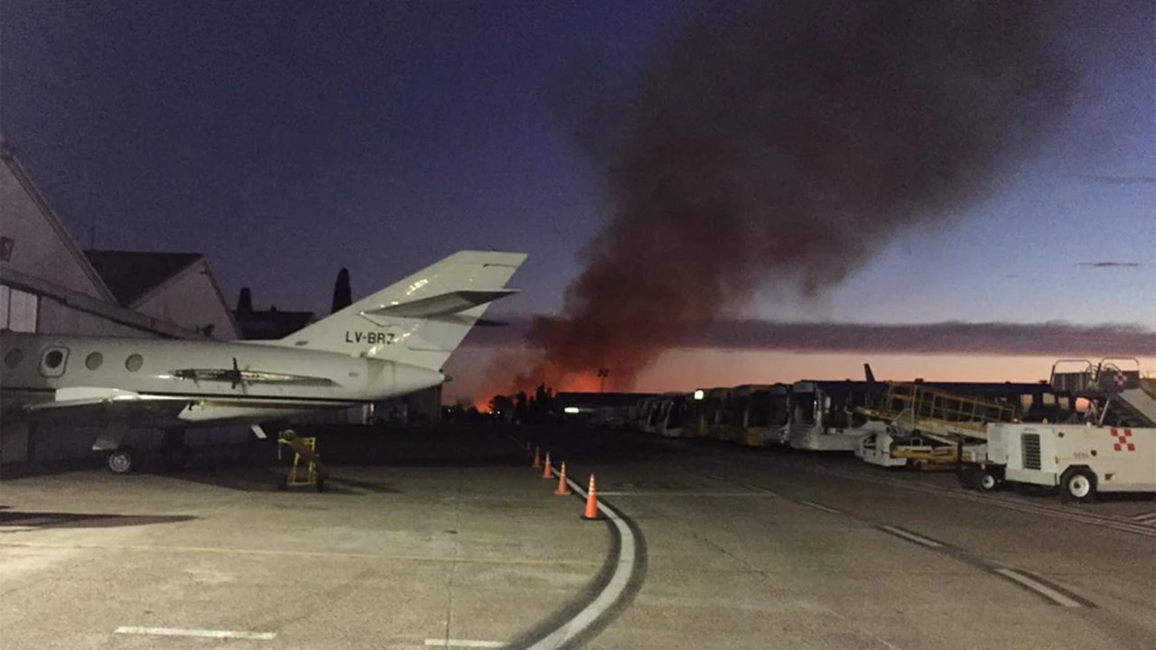 Incendio en el aeropuerto de El Palomar aviva tensiones por los vuelos nocturnos