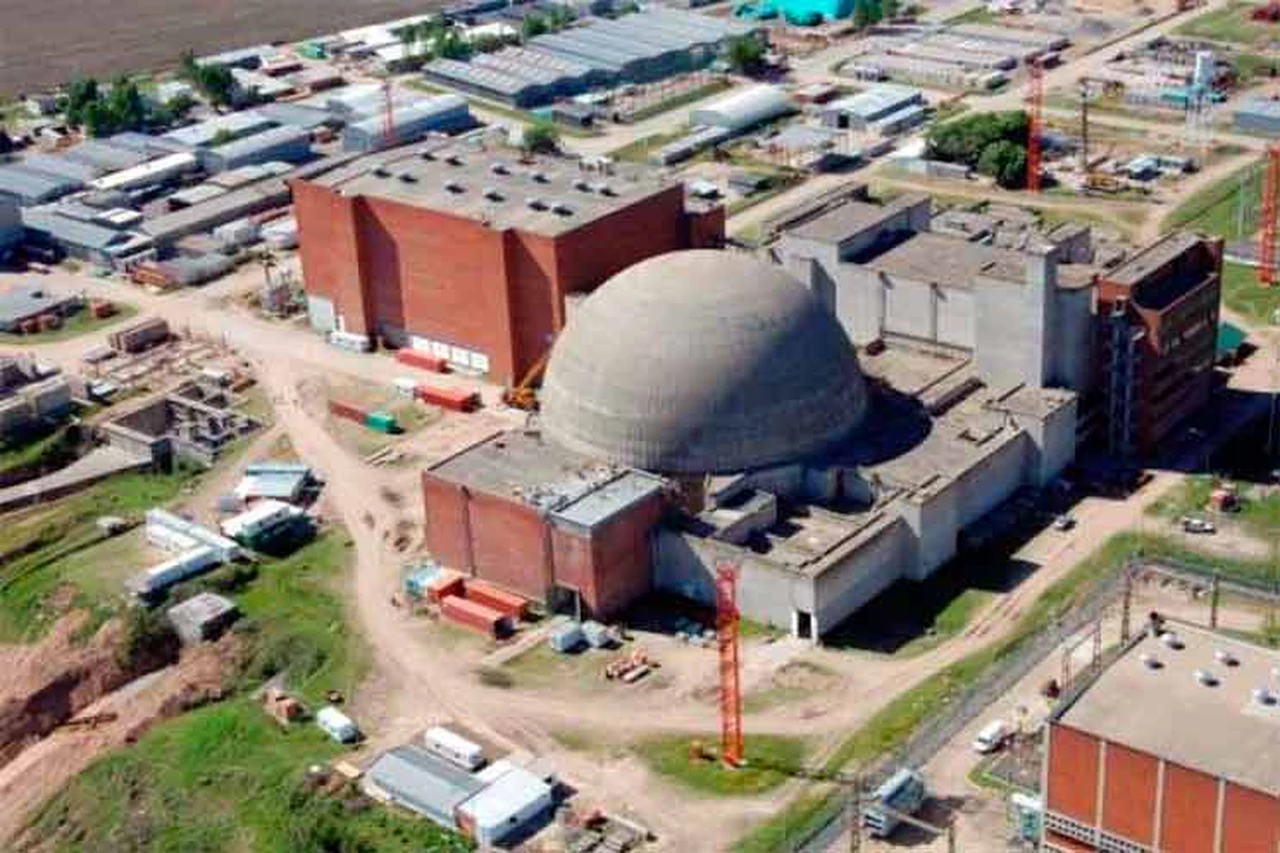 Constructora que trabaja en el centro atómico de Ezeiza suspendió obra por "falta de pago" del Gobierno