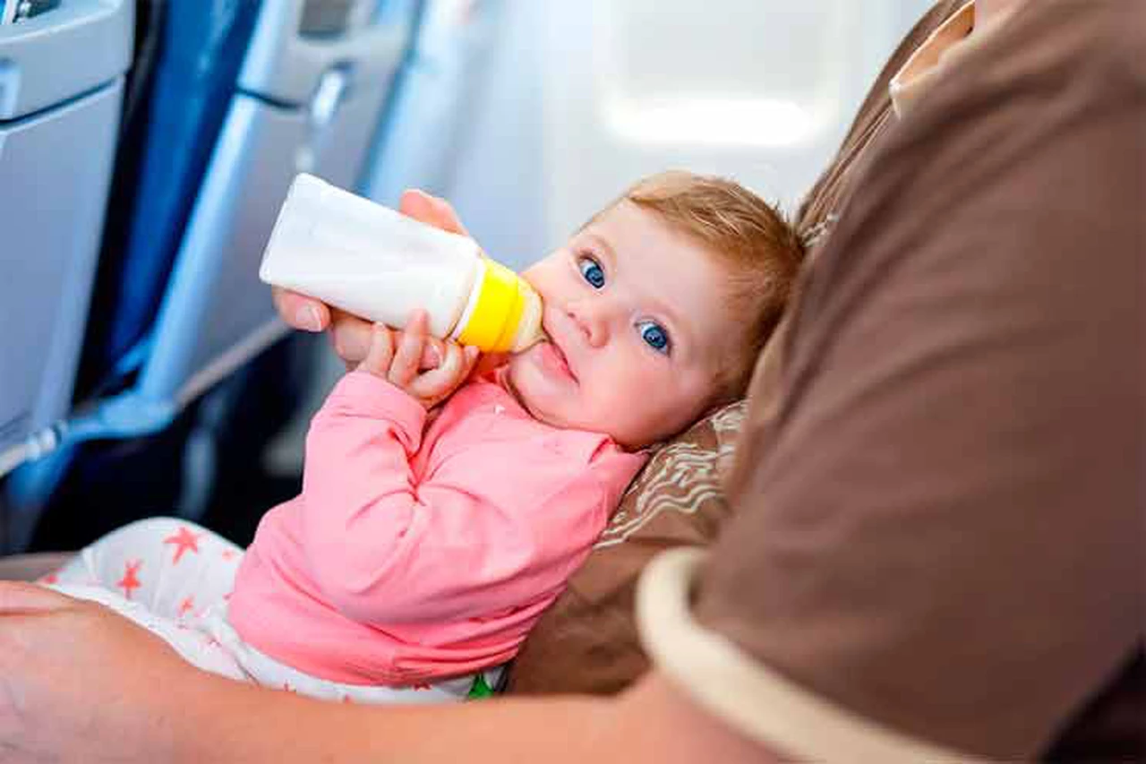 Al reservar un asiento, algunas aerolíneas avisan a pasajeros dónde habrá bebés