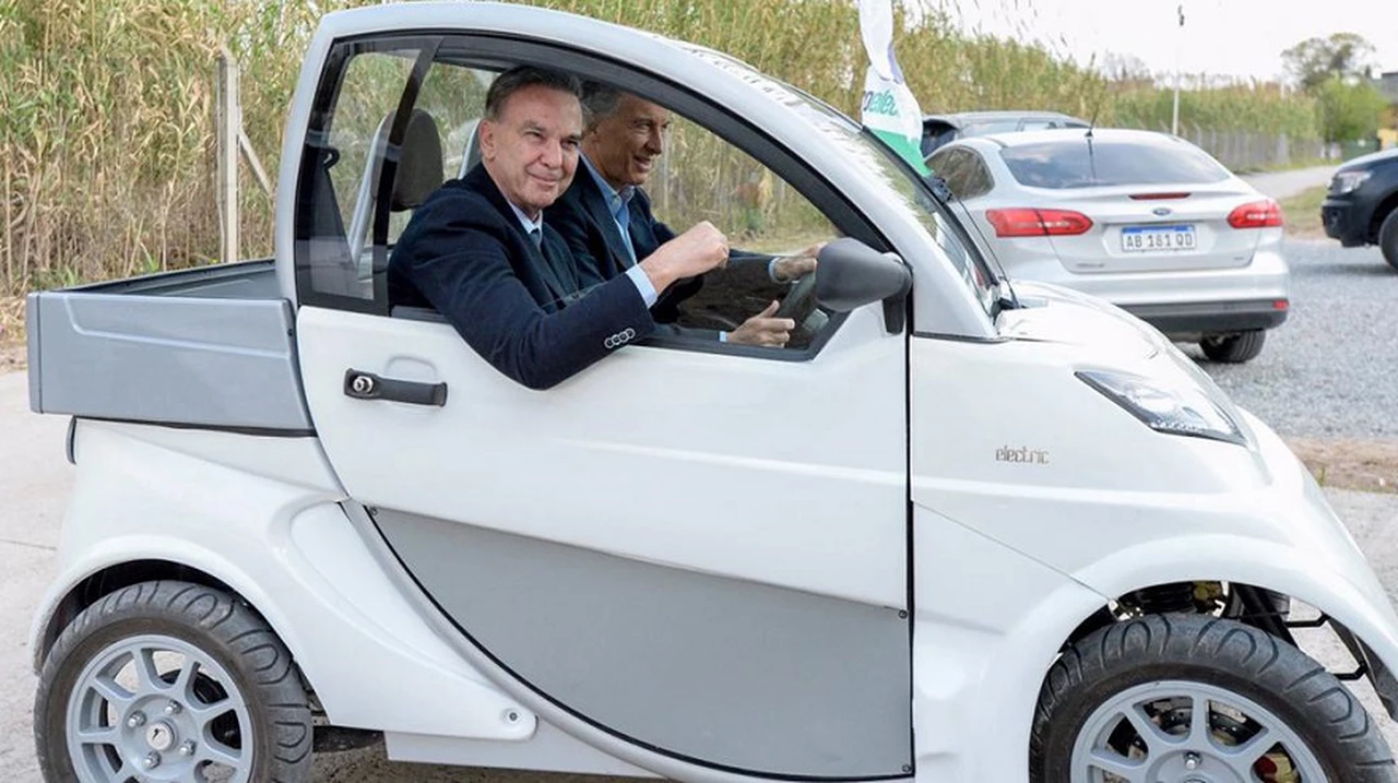 Macri y Pichetto aprovecharon la campaña y se divirtieron en una carrera de autos eléctricos
