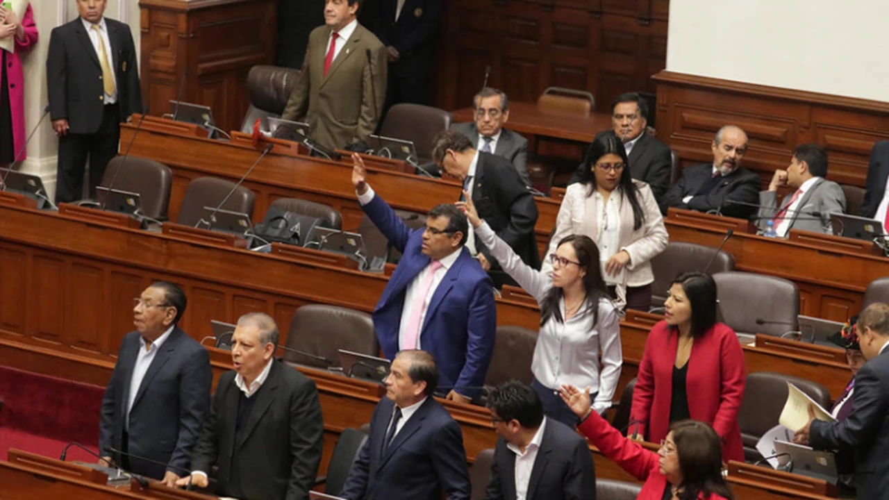 El Congreso de Perú contra-ataca y suspende por un año al presidente Vizcarra