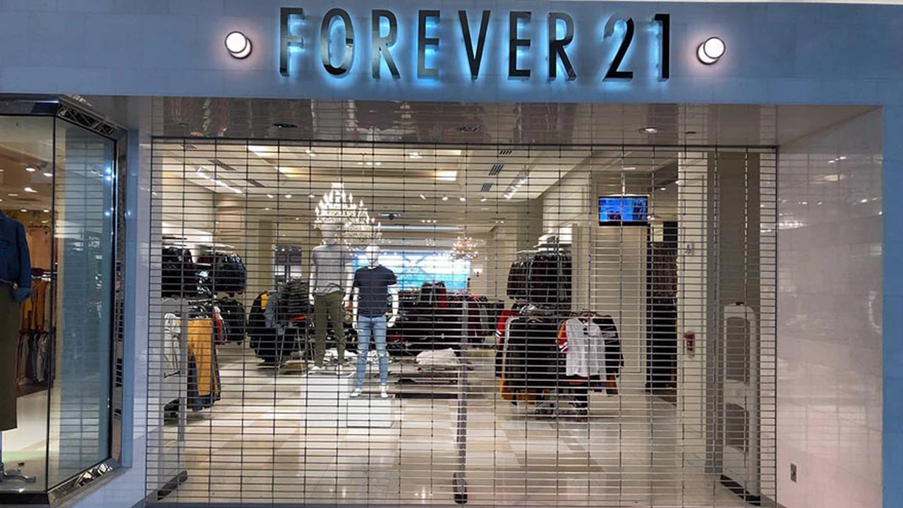 Crisis, cambios de consumo y la irrupción del e-commerce: las razones detrás de la quiebra de Forever 21