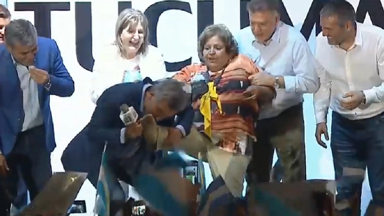 Video: el inesperado momento en el que Macri le besó los pies a una militante en Tucumán