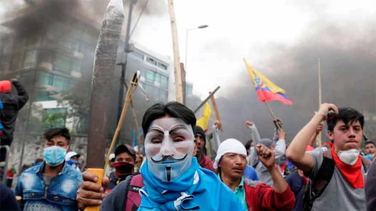 Crisis en Ecuador: Correa pide adelantar elecciones ante "grave conmoción social"