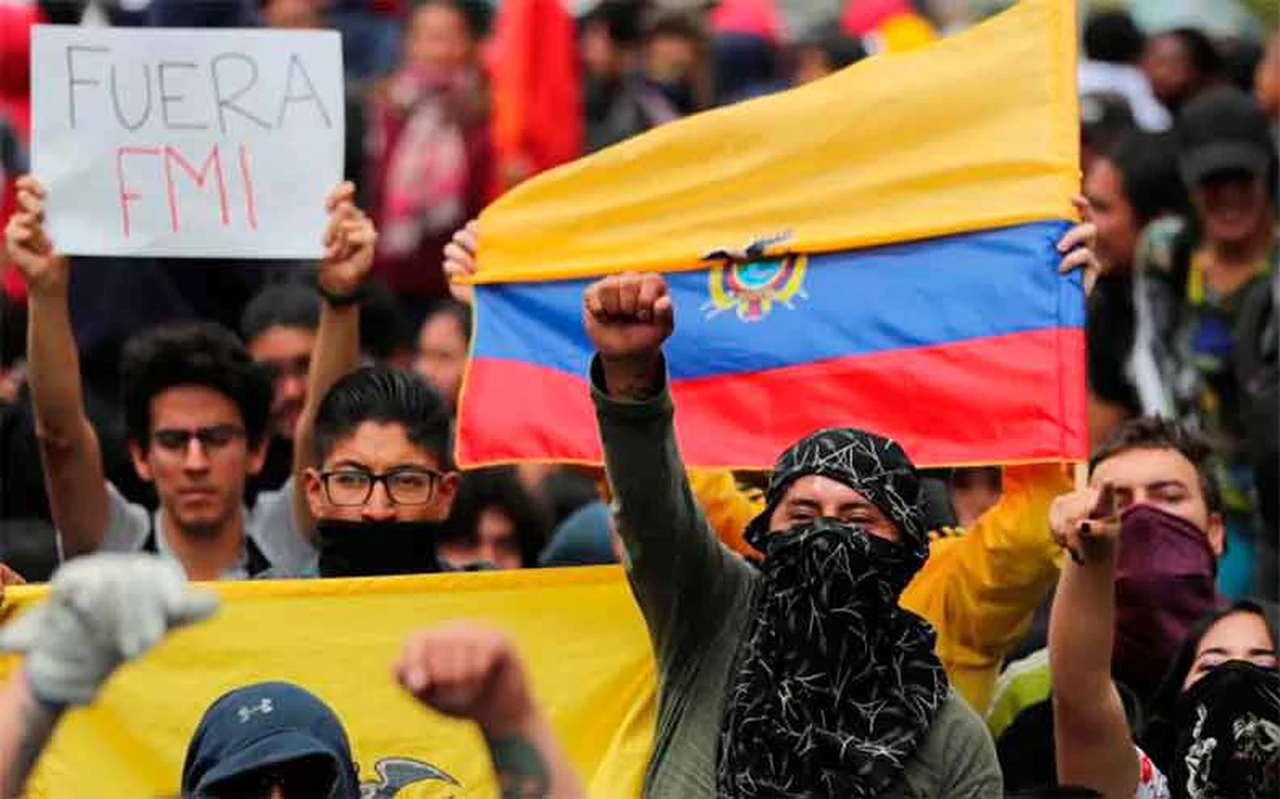 Ecuador: miles de indígenas llegan al centro militarizado de Quito entre gases y extrema tensión