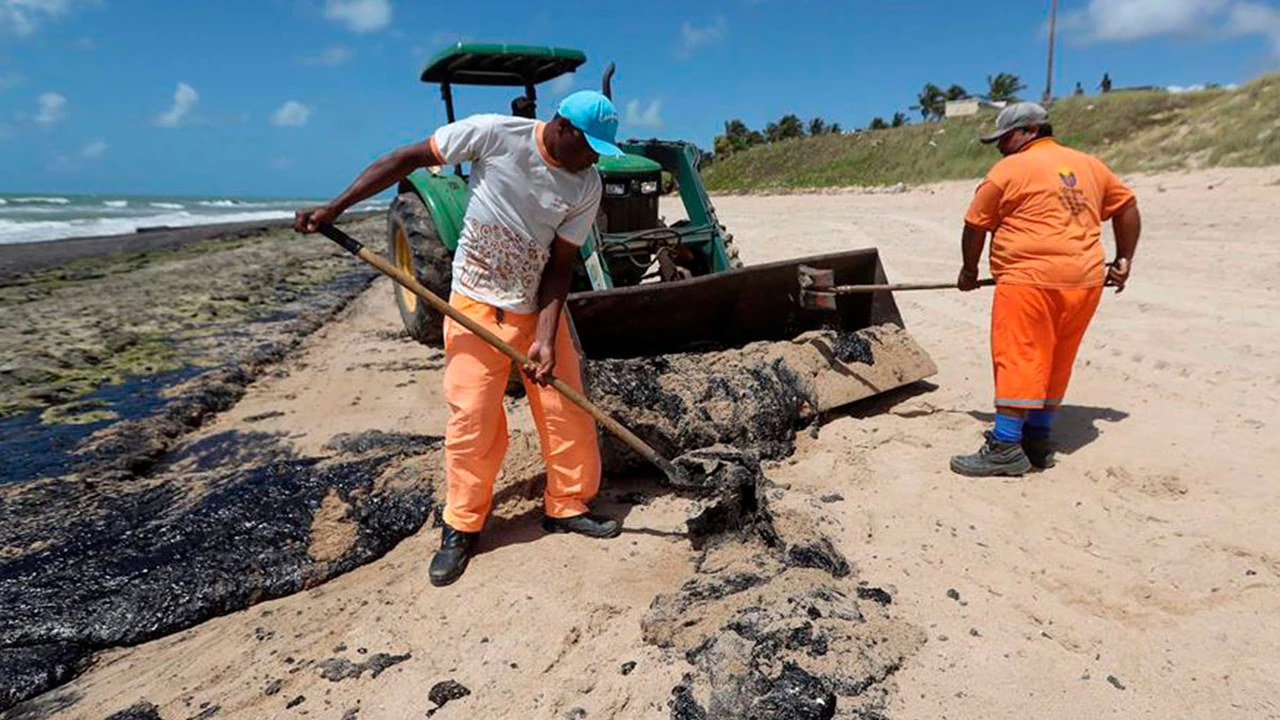Tragedia ambiental: enorme derrame de petróleo afectó a 139 playas brasileras