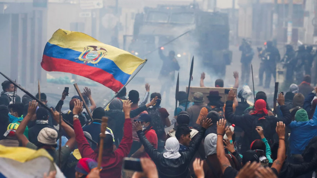 Se agravan enfrentamientos en Ecuador tras llamado de líderes indígenas a radicalizar la protesta