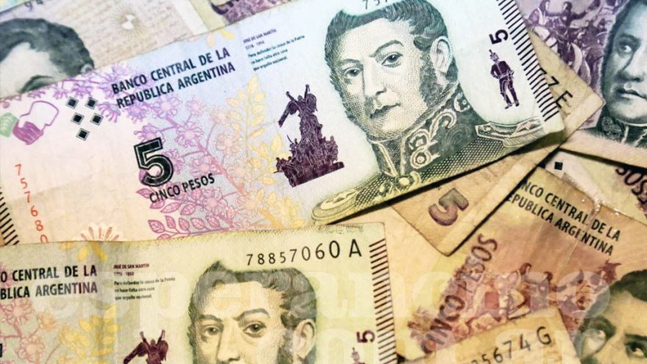 Por falta de monedas, se posterga un mes el retiro de circulación de los billetes de $5