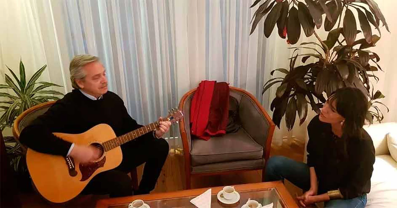 Video sorprendente: Alberto Fernández muestra sus dotes de guitarrista y cantante junto con Natalia de la Sota