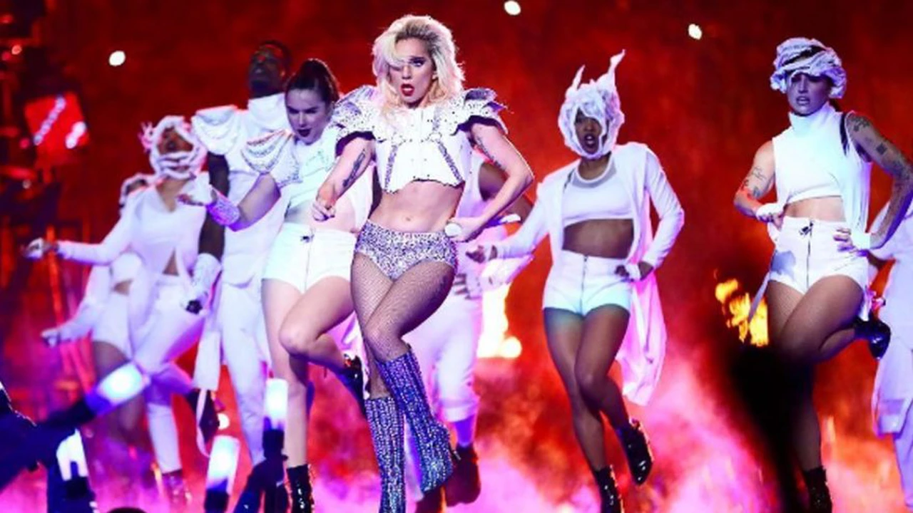 Video: la impresionante caída de Lady Gaga en pleno concierto en Las Vegas