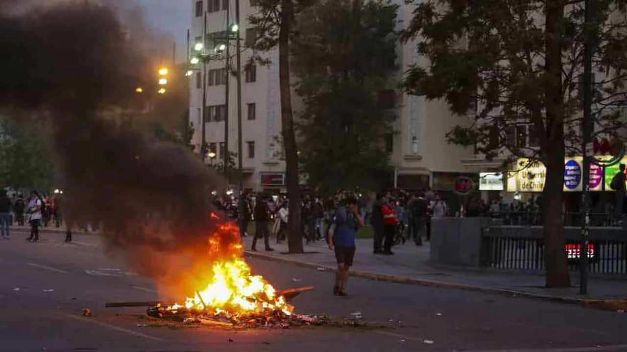 Estado de Emergencia en Santiago de Chile: incendios por la suba de transportes