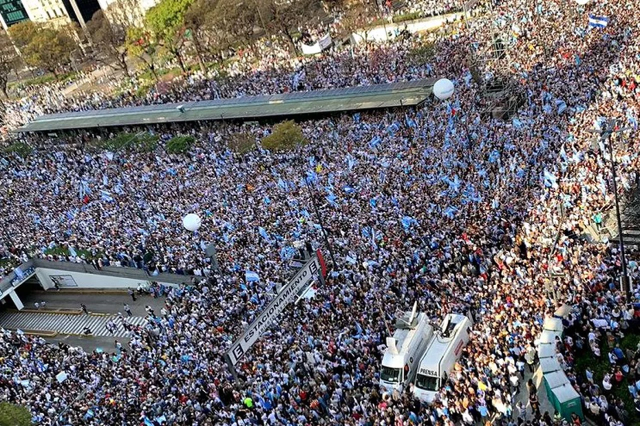Curiosidades de la marcha: el pedido de Macri a la gente para que limpie antes de irse y Vidal en modo "hincha"