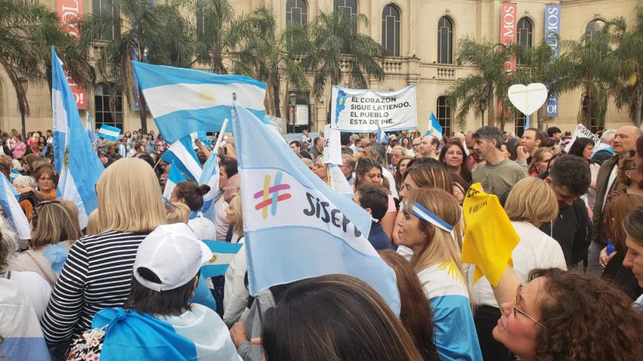 El "Sí se puede" se sintió en Córdoba: estas son las imágenes de la movilización en apoyo al oficialismo