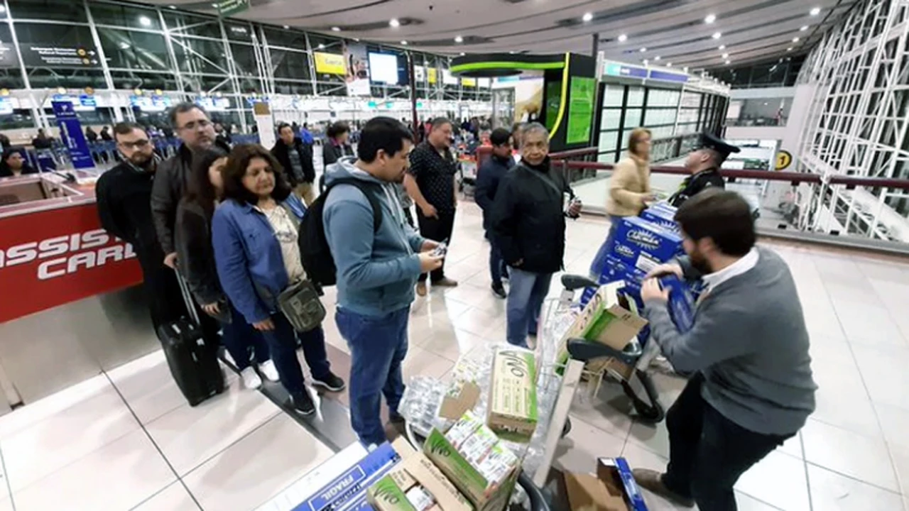 Cientos de viajeros quedaron atrapados por el toque de queda en el aeropuerto de Santiago de Chile