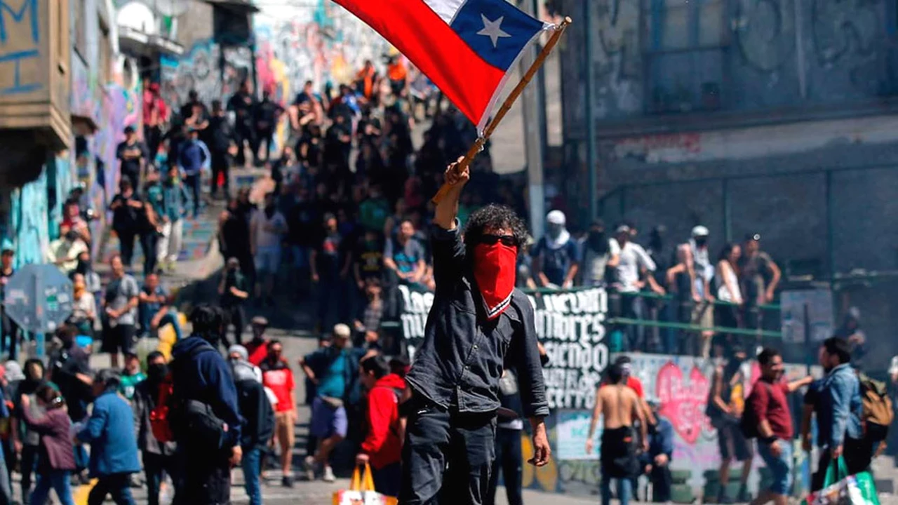 Crisis en Chile: desbordado, Piñera llama al diálogo mientras siguen las protestas y la represión en las calles