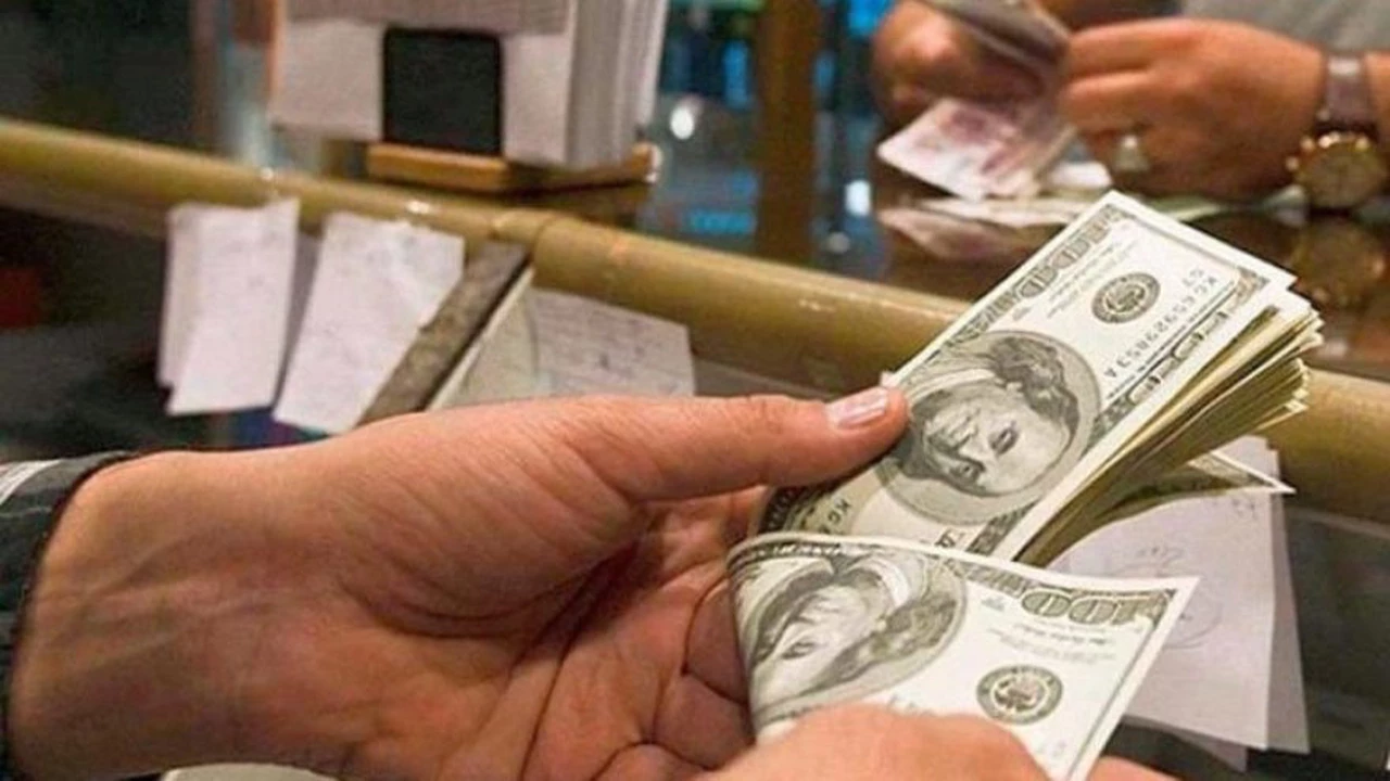 Luego del feriado cambiario, el dólar cotizó a la baja y el Central compró u$s200 millones