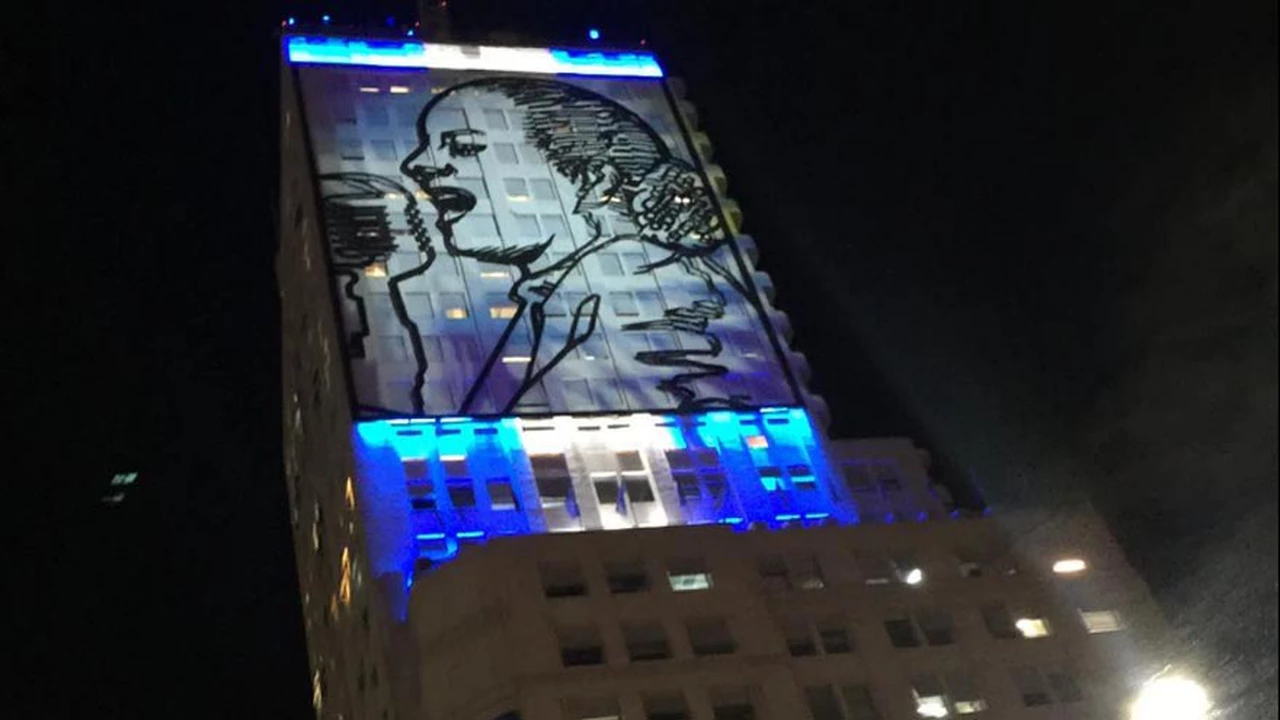 Después de cuatro años, se volvió a iluminar el mural de Evita en el Ministerio de Desarrollo Social