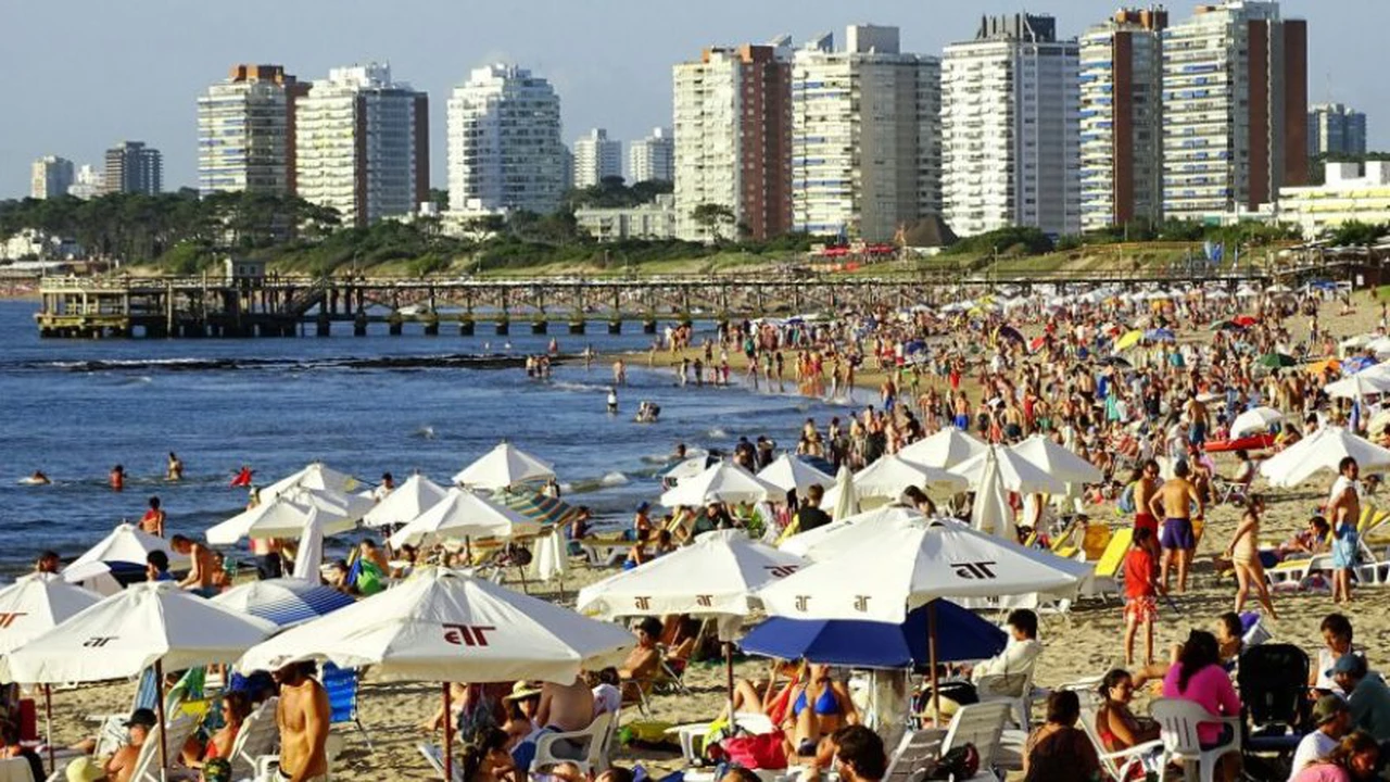 Uruguay: evalúan no cobrarle IVA a los argentinos para atenuar el impacto del "dólar turista"
