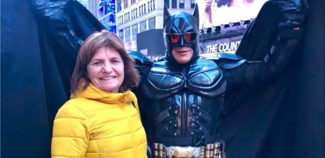 En pleno Times Square, Patricia Bullrich cantó "Vamos a volver" junto a un Batman