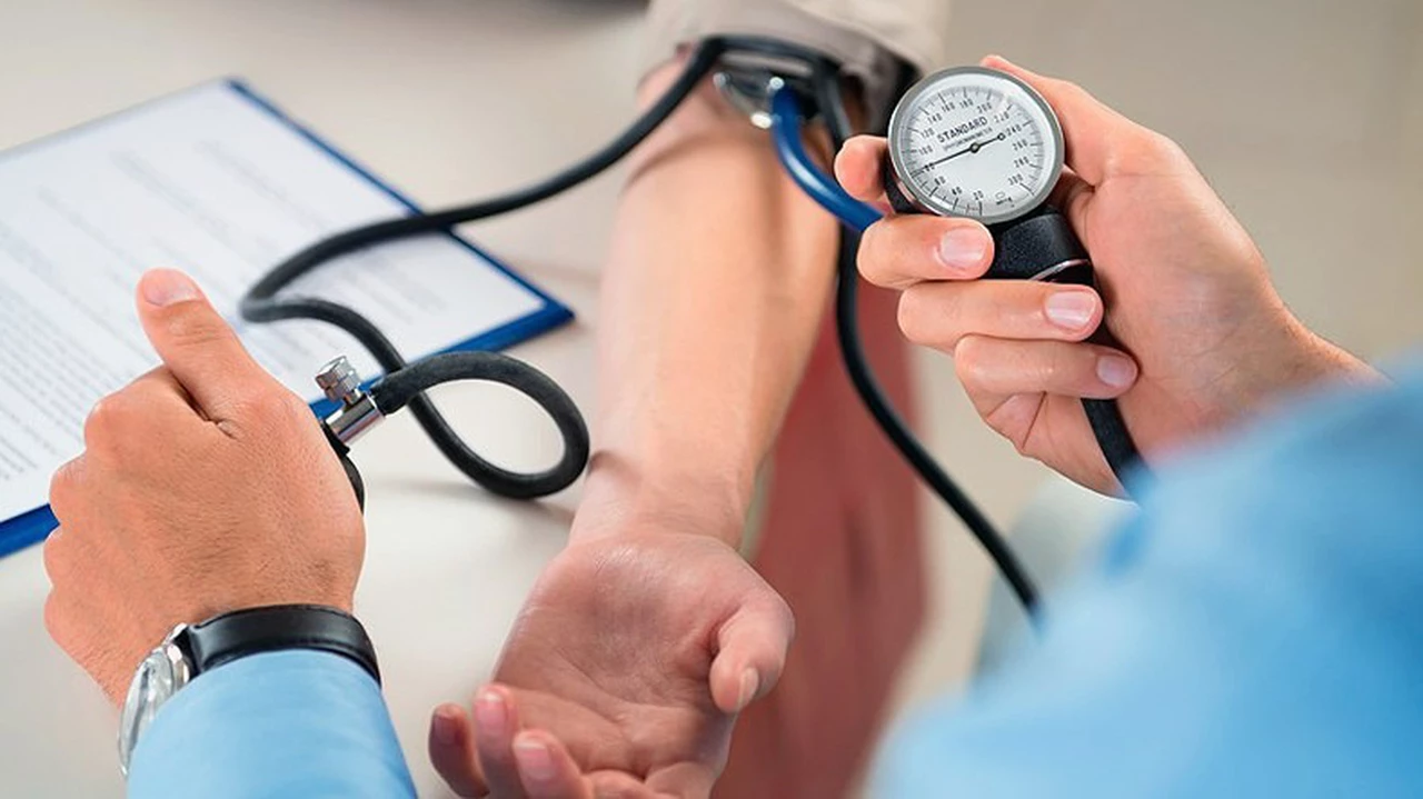 Hallazgo clave para los hipertensos: este hábito podría ser mejor que caminar para bajar la presión