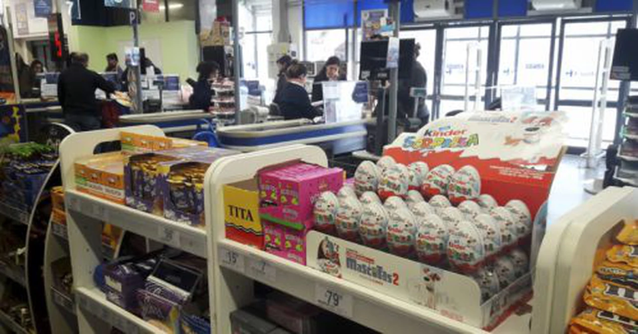Proponen eliminar por ley las golosinas de las cajas de supermercados