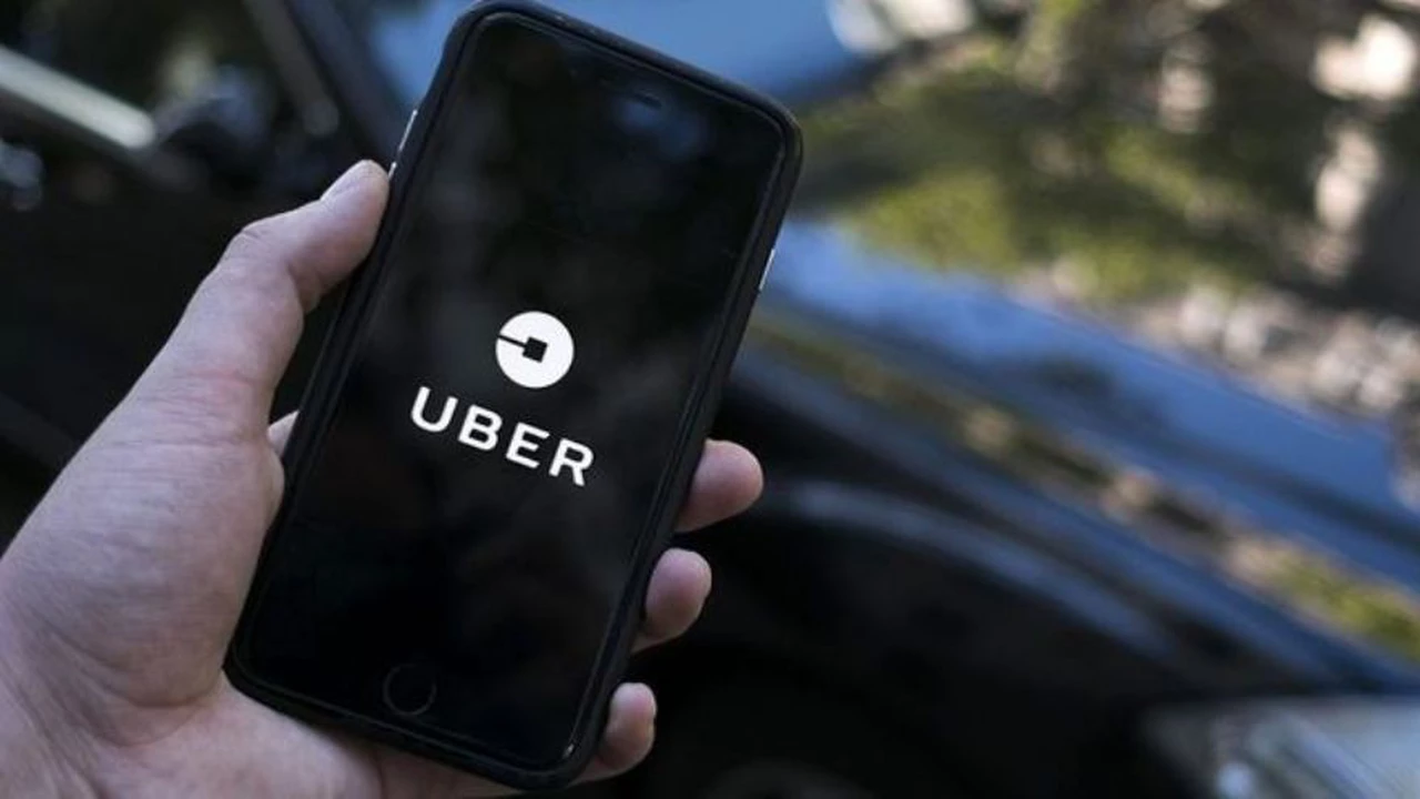 Alianza inesperada: Uber pega un "volantazo" y comienza a trabajar con una aplicación de taxis