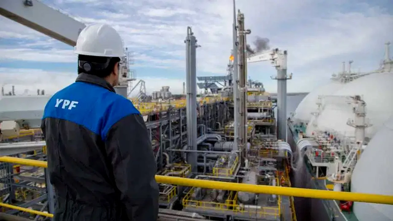 YPF concretó desde Bahía Blanca la primera exportación regular de gas licuado