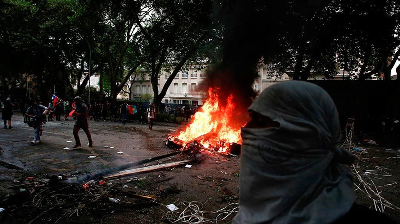 Protestas en Chile: en una manifestación atacaron la embajada argentina en Santiago
